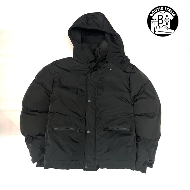 نمای جلو کاپشن باکسی مردانه با رویه بادگیر و بارانی، سایز بندی L تا XXXL، داخل پشم شیشه، طراحی مدرن و شیک، دوام بالا و ضمانت 1 ساله