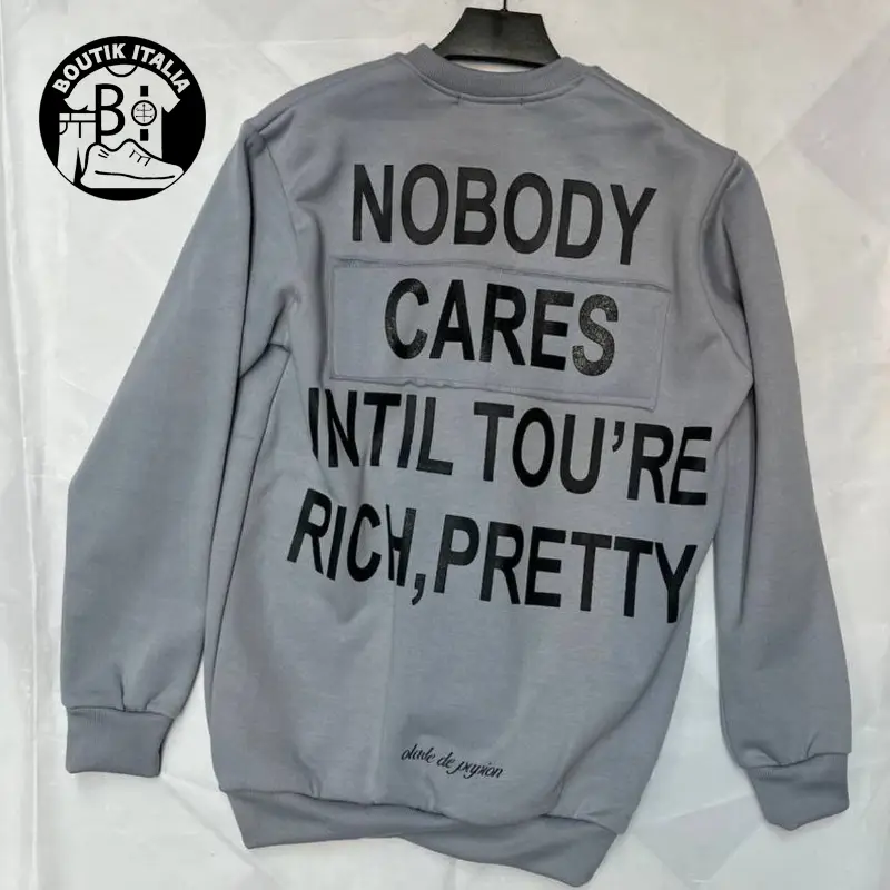 «پیراهن مردانه دورِس ۳ نخ باکسی، داخل کرک شده، رنگ طوسی، کد ۱۲۵ از بوتیک ایتالیا؛ طرح قواره بزرگ، مناسب استایل روزمره و رسمی مردانه، ترکیبی از راحتی و کیفیت بالا.»