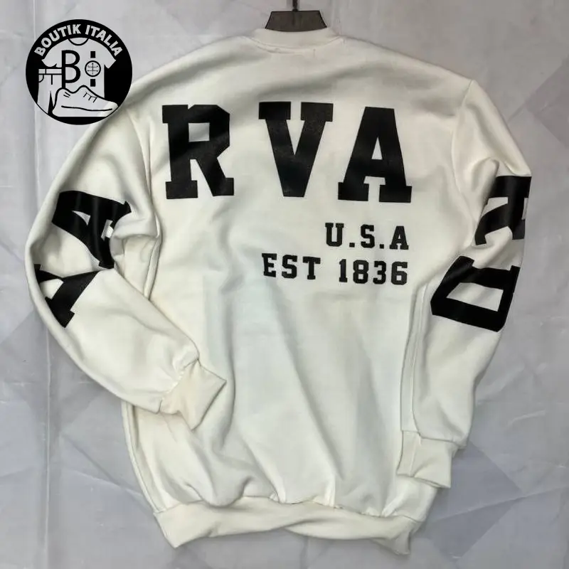 دورس سهنخ مردانه قواره باکسی داخل کرک رنگ سفید از بوتیک ایتالیا، مناسب استایل پاییزی و زمستانی، گرم، لطیف و خوشفرم. این سویشرت اسپرت مردانه با جنس درجهیک و طراحی مینیمال، انتخابی ایدهآل برای استایل خیابانی و روزمره آقایان خوشپوش است.