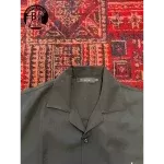نمای پشت پیراهن مردانه قواره باکی که با طراحی آزاد و مدرن خود گردش هوای بهتر را تضمین میکند و در طول فعالیتهای ورزشی تعریق بدن را کاهش میدهد.