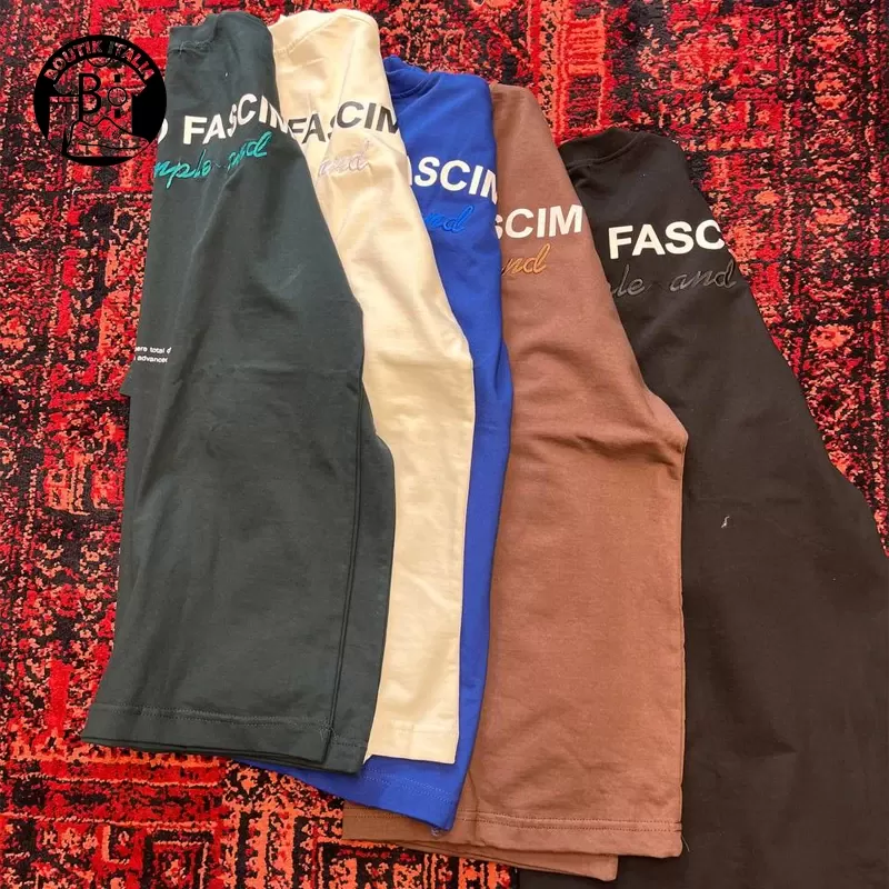 جزئیات بافت پارچه دو نخ لاکرا در تیشرت مردانه قواره باکسی که خاصیت کشسانی فوق‌العاده‌ای دارد و به هیچ عنوان پرز نمی‌دهد و لطافت خود را حفظ می‌کند.