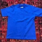 استایل خیابانی با تیشرت مردانه قواره باکسی کد ۱۹۷ و شلوار اسلش که یک ترکیب مدرن و راحت برای استفاده در محیط‌های دوستانه و دانشگاه ایجاد می‌کند.