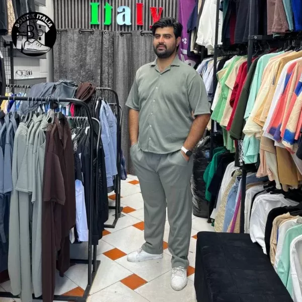 جزئیات دوخت و بافت پارچه در ست مراکشی مردانه کد ۱۹۸ که نشان‌دهنده کیفیت بالای تولید و دقت در طراحی این لباس شیک برای آقایان و جوانان خوش‌تیپ است.
