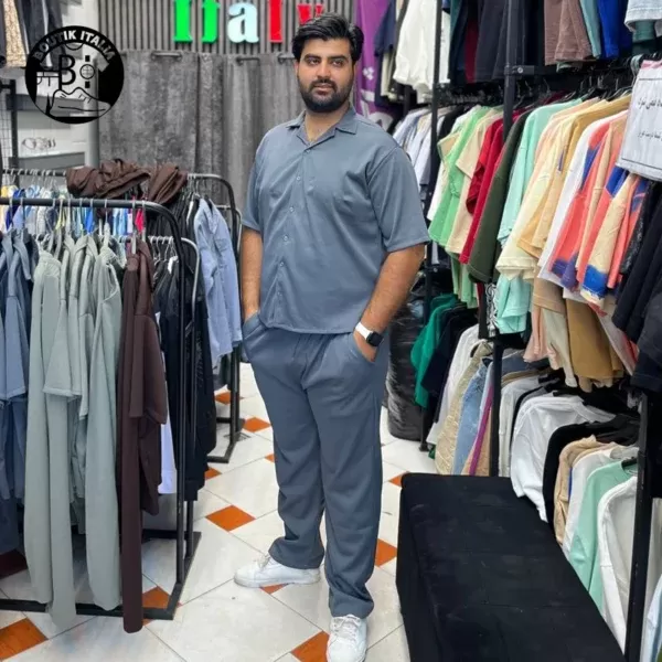 استایل خیابانی جذاب با ست مراکشی مردانه که ترکیبی از راحتی و مدرن بودن را به همراه دارد و انتخابی عالی برای دورهمی‌های دوستانه و سفرهای تابستانی شماست.
